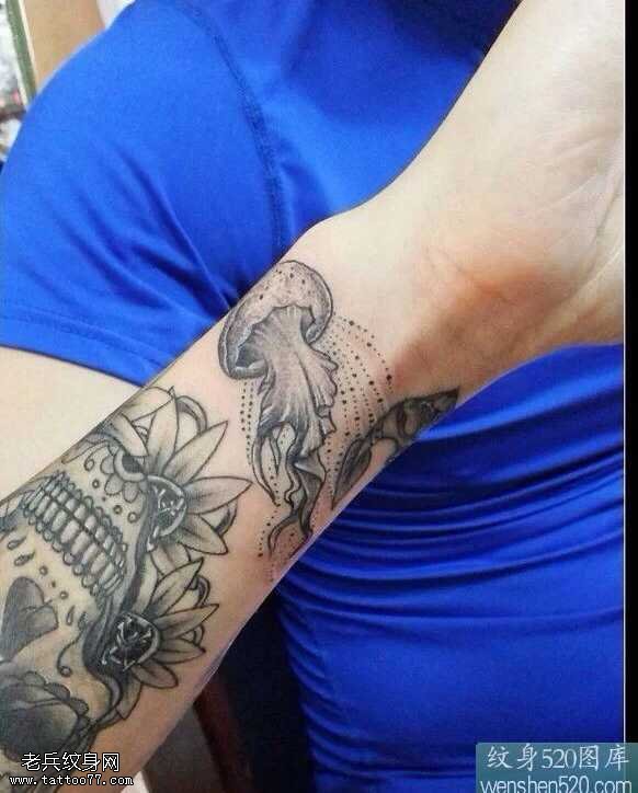 手臂黑灰水母纹身图案