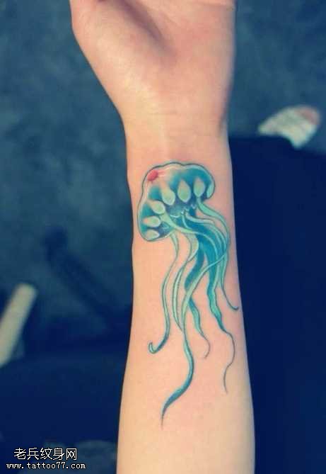 手臂蓝水母纹身图案