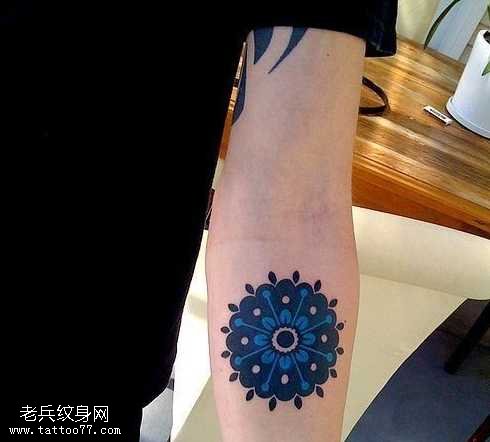 手臂樊花纹身图案