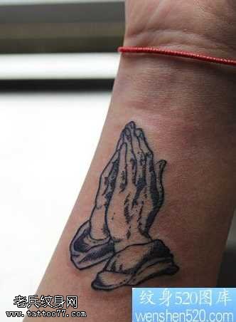 手腕祈祷手纹身图案