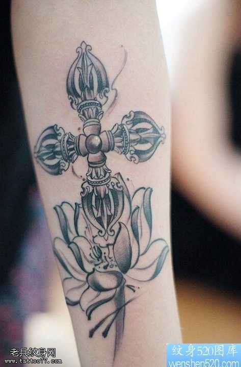 手臂十字金刚杵纹身图案