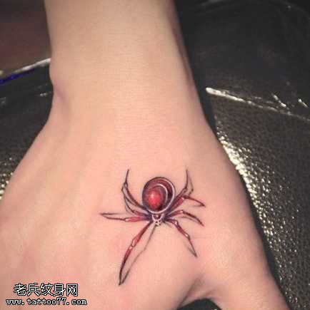 手部蜘蛛纹身图案