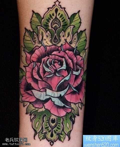 手臂彩色玫瑰花纹身图案