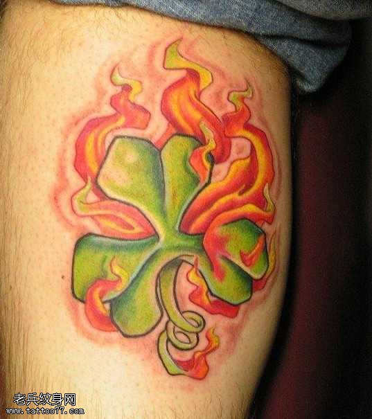 腿部火焰四叶草纹身图案