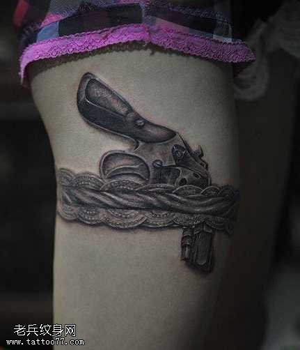 腿部蕾丝手枪纹身图案