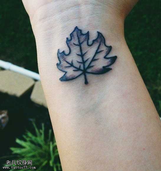 手腕枫叶纹身图案