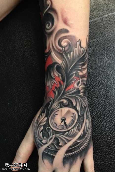 手部时钟纹身图案