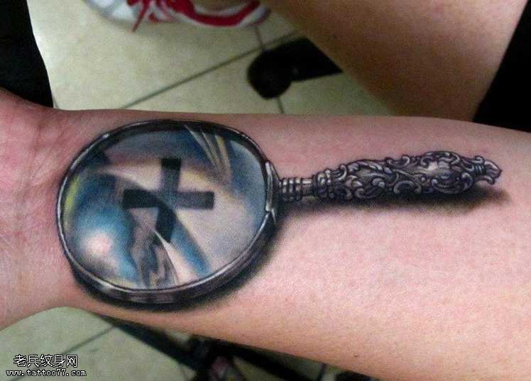 手腕放大镜纹身图案