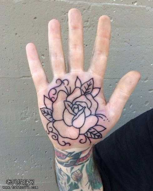 手部玫瑰花纹身图案