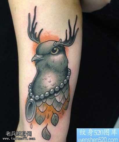 手臂鸽子纹身图案