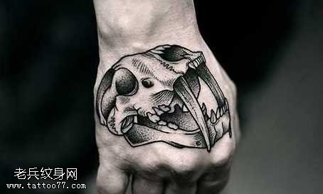 手部个性黑灰纹身图案