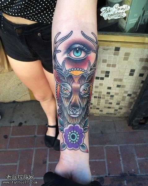 手臂彩色上帝之眼纹身图案