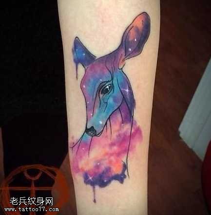 手臂彩色星空鹿纹身图案