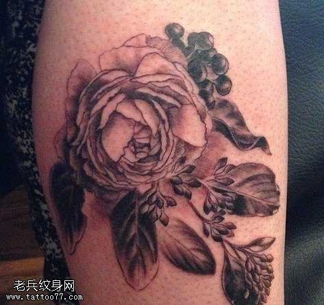 手臂玫瑰花纹身图案