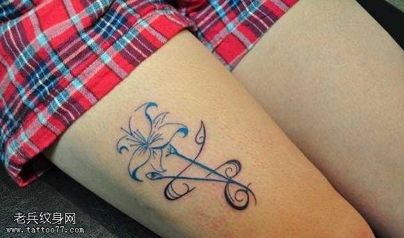 腿部线条百合纹身图案