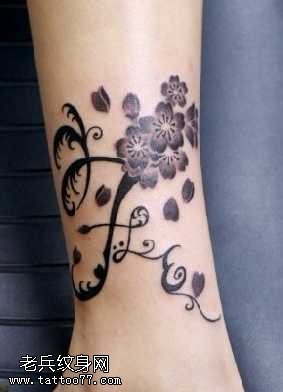 手臂枪纹身图案