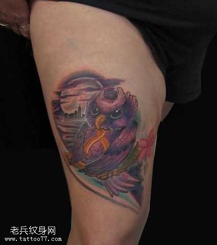 腿部彩色猫头鹰纹身图案