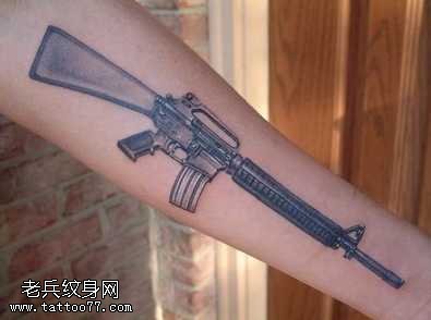 手臂M4A1纹身图案