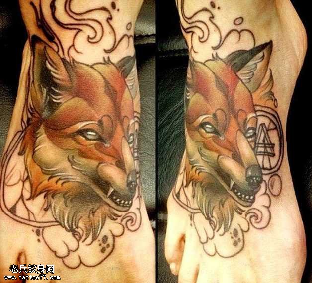 脚部彩色狐狸纹身图案