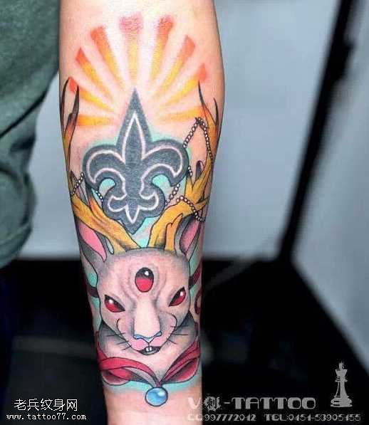 手臂彩色兔子纹身图案