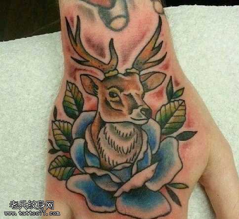手部彩色羚羊纹身图案