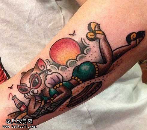 手臂女郎猫咪纹身图案