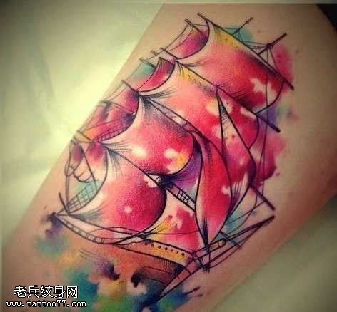 手臂彩色帆船纹身图案