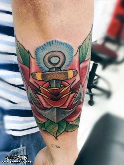 手臂彩色船锚纹身图案