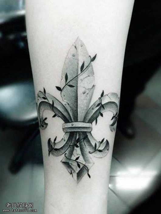 手臂十字架刀纹身图案