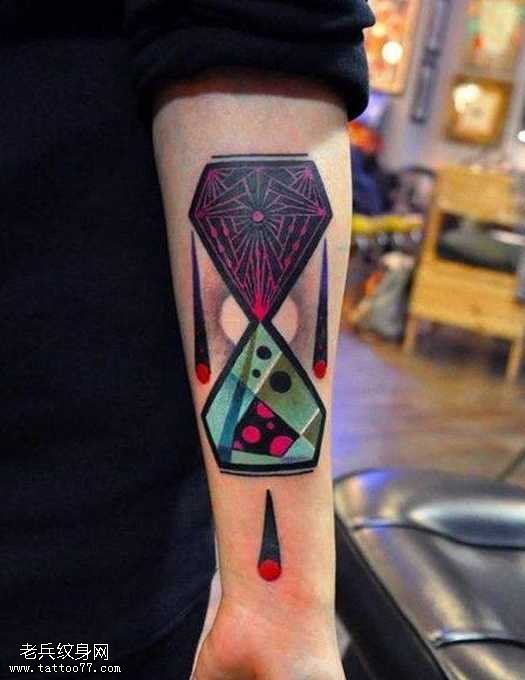 手臂钻沙漏纹身图案