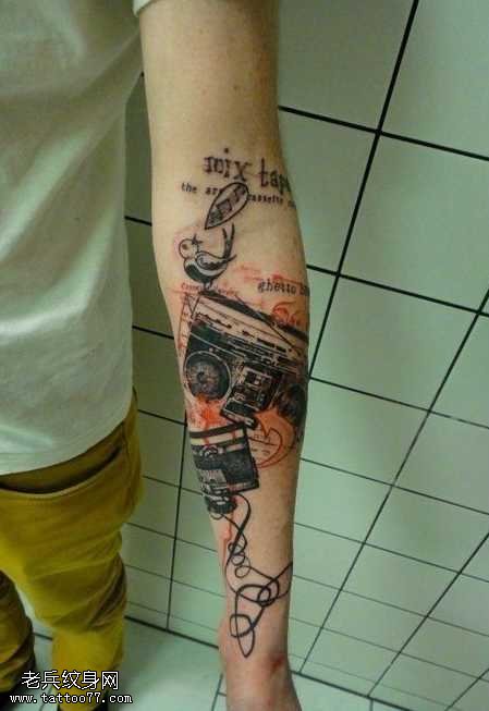 手部风格录音机小鸟纹身图案