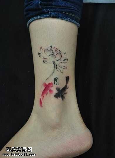 腿部水墨画鲤鱼莲花纹身图案