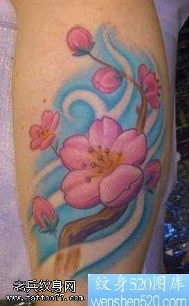 腿部彩色桃花纹身图案