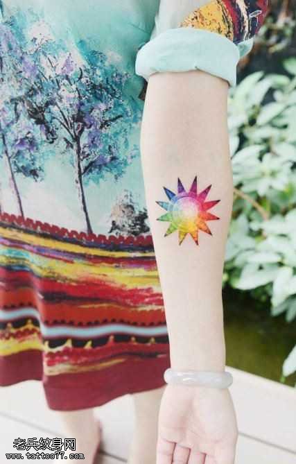 手臂彩色太阳纹身图案