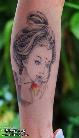 腿部吹笛子的艺妓纹身图案