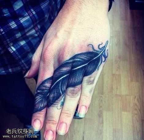 个性的羽毛纹身图案