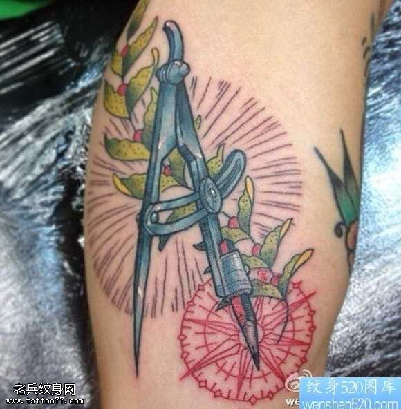 手臂圆规纹身图案