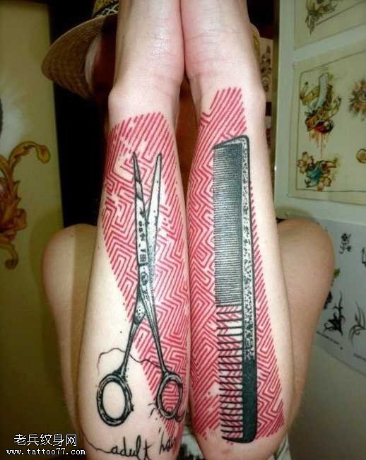 手部风格职业剪刀梳子纹身图案