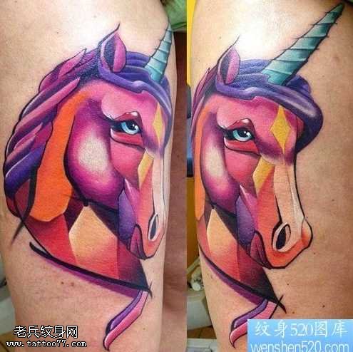 手臂彩色独角兽纹身图案