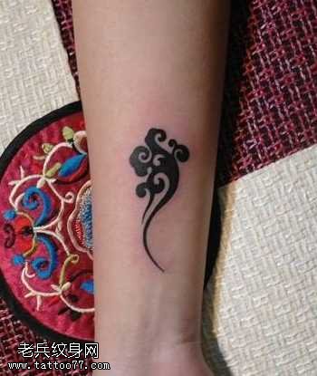 手臂精美流行的图腾云纹身图案
