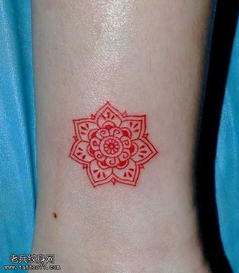 腿部精美的图腾纹身图案