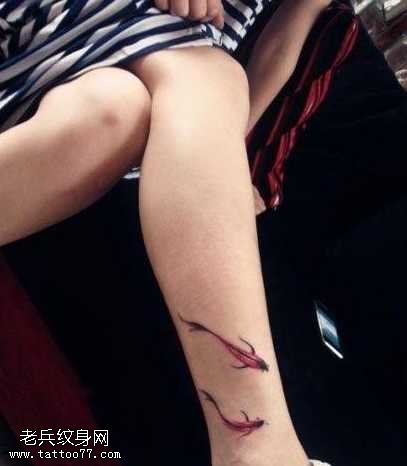 腿部唯美的小锦鲤纹身图案
