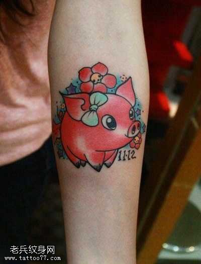 手臂可爱经典的小猪纹身图案