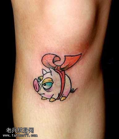 腿部可爱的小猪纹身图案