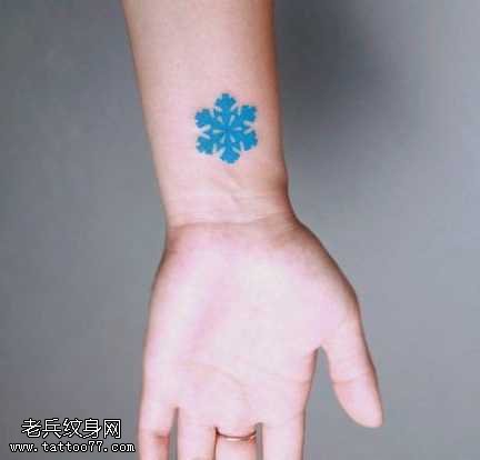 手腕潮流蓝色雪花纹身图案