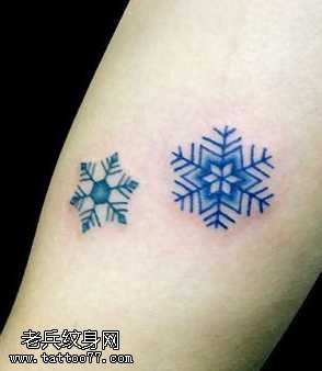 胳膊雪花纹身图案