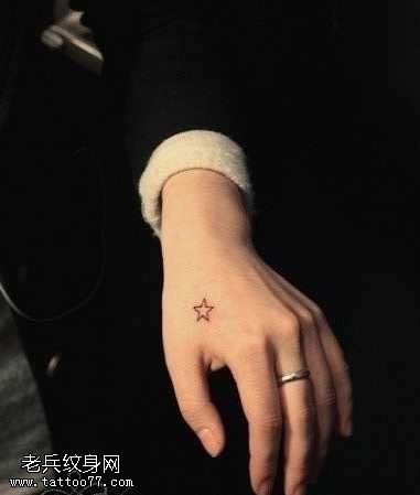 手部五角星纹身图案