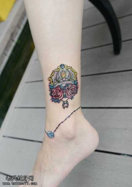 脚踝骷髅皇冠纹身图案