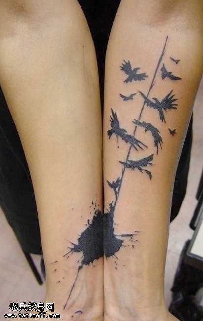 手部特别风格和平鸽纹身图案