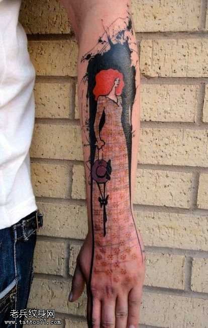 手部风格裂缝中纹身图案